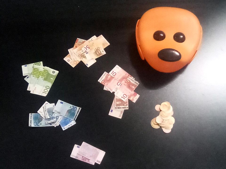 Papier Spielgeld mit Hunde Brotdose in Berlin