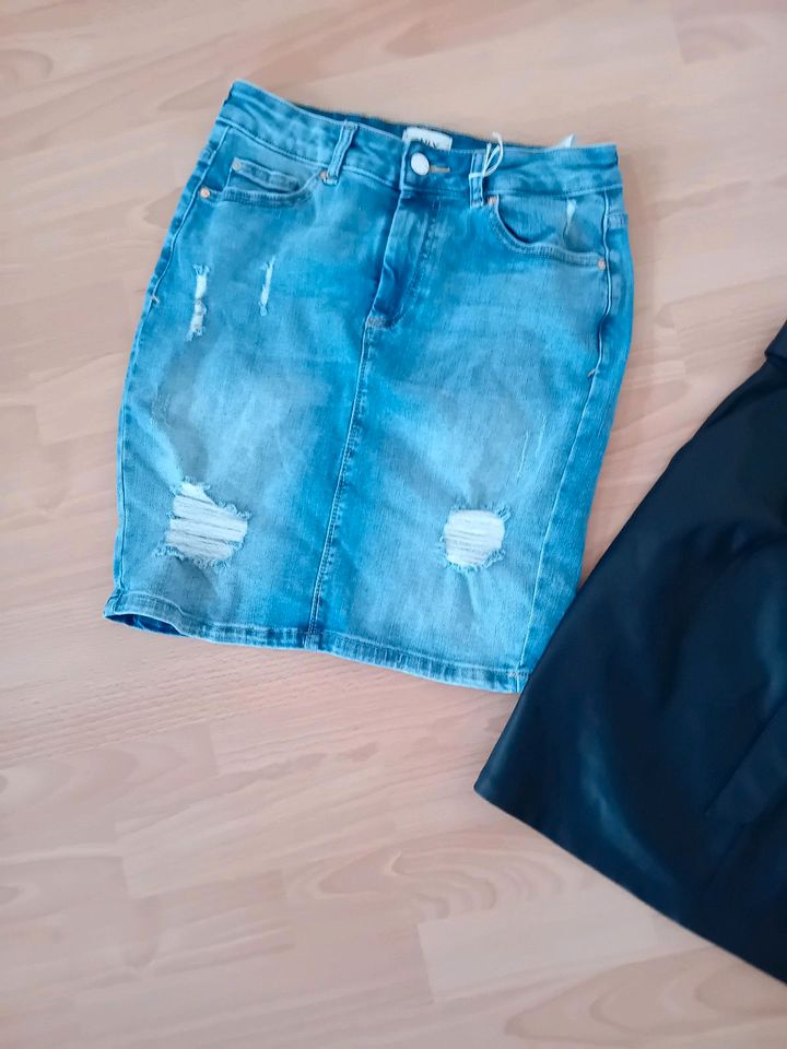 Only,Vero Moda Röcke 1mal Jeans und 1mal Lederoptik in Burgdorf