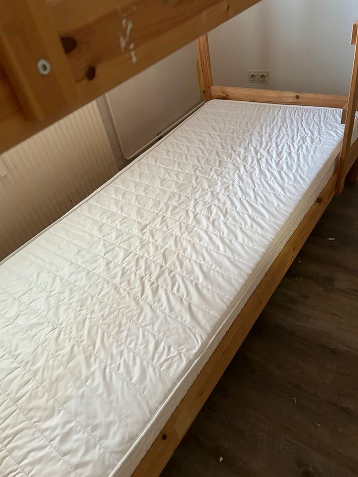 Bett mit Matratze in Norderstedt