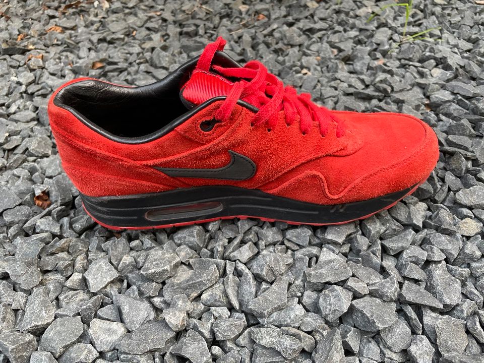 Nike Air Max 1 PRM Wildleder Rot Schwarz in Konz