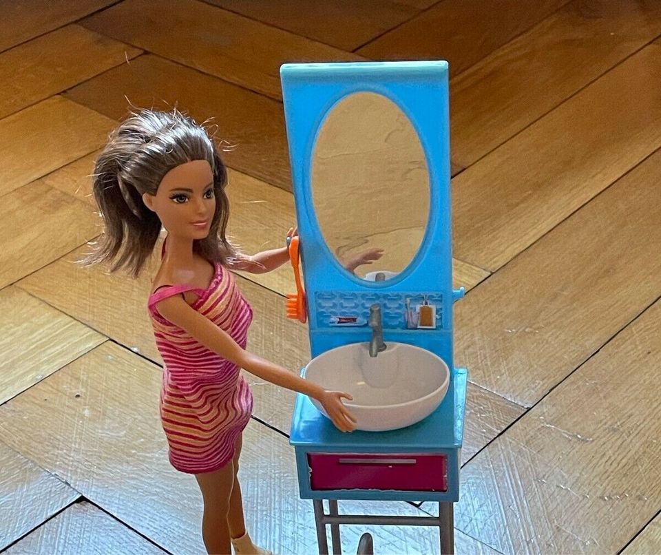 Barbie und Badezimmer Möbel Badewanne und Waschbecken in Berlin