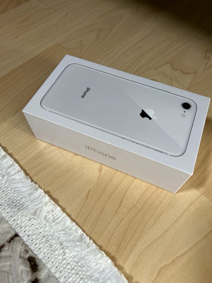 iPhone 8 Verpackung in Braunfels