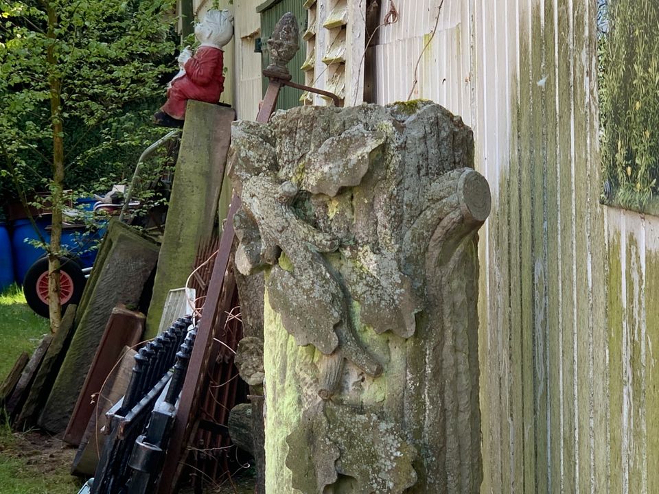 Antike schwere Sandsteinsäule Sandstein handbehauen Eichenlaub in Neuenhaus