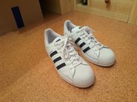 Adidas Schuhe, weiße Sneaker Gr. 44 Nordrhein-Westfalen - Burbach Vorschau