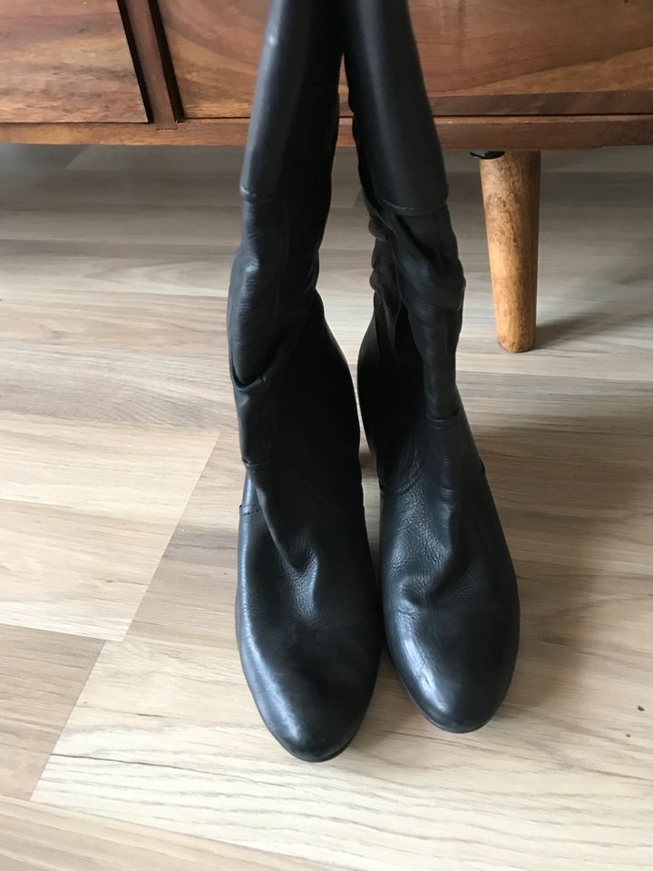 Schwarze Stiefel mit Absatz in Langen (Hessen)