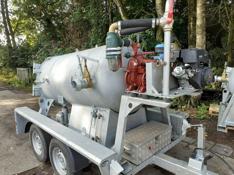 Bentonit Absaugtank mit Elektro-hydr. Kippvorrichtung+Wassertank in Großefehn