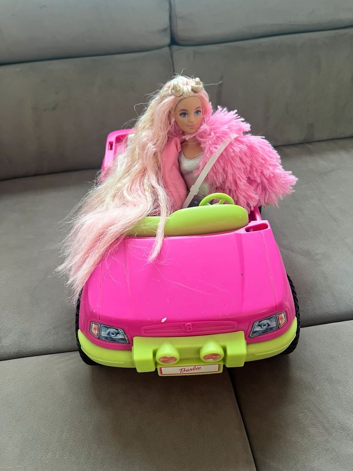 Barbie mit extra lange Haare und pink Jacke und Auto Geschenk in Berlin