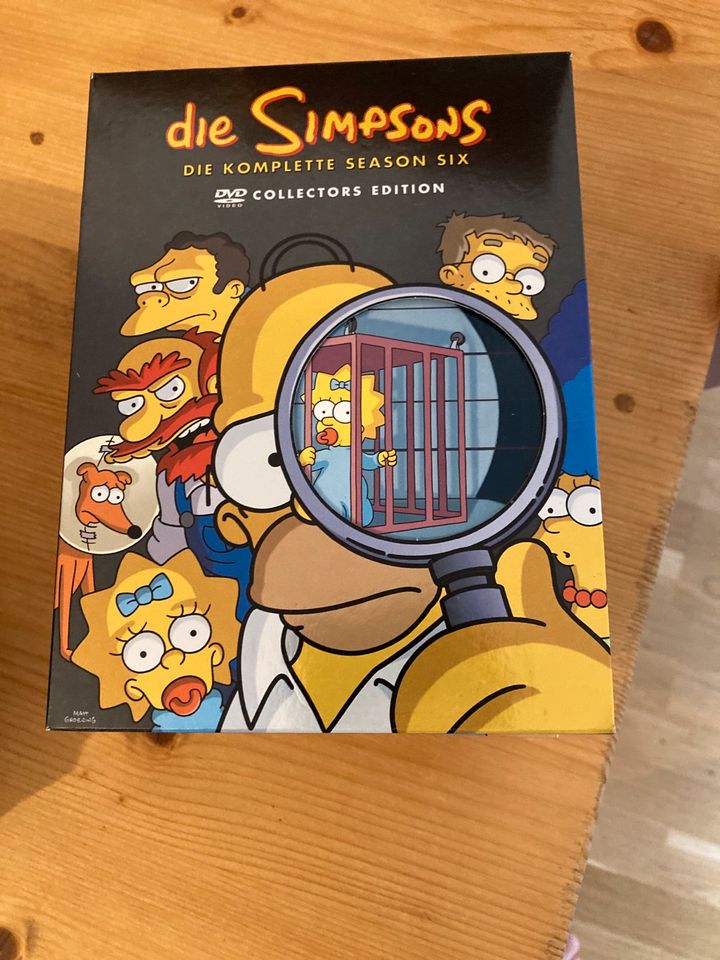 10 DVD Boxen, Serien, Simpsons, Futurama, Dr House, Scrubs, etc in München
