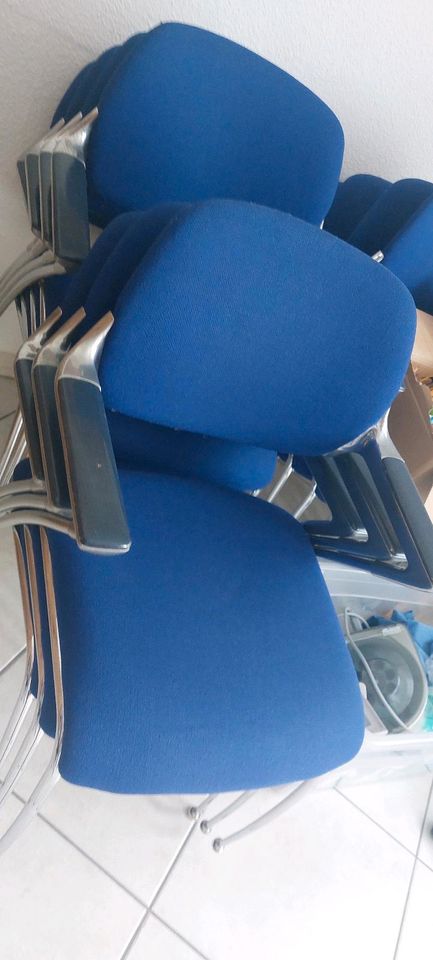 12 Stühle blau in Bad Herrenalb