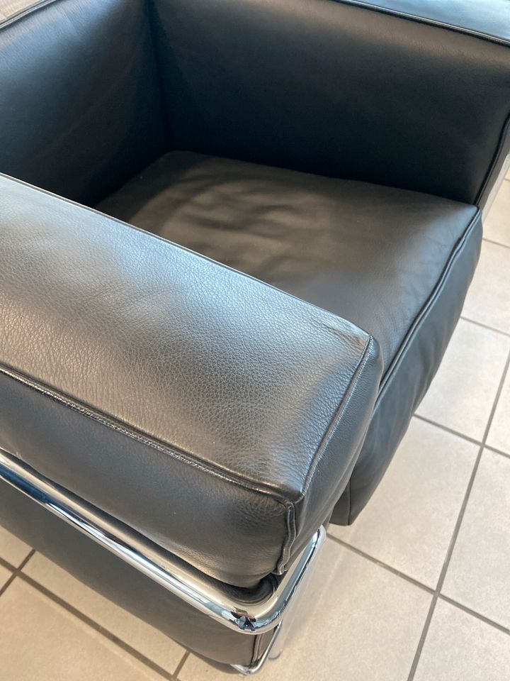 Cassina Le Corbusier LC 2 Leder schwarz neuwertig in Wiesbaden