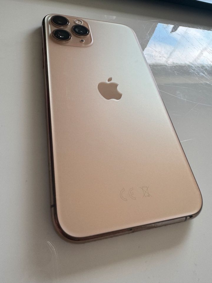 iPhone 11 Pro 256 GB gold mit kleinem Fehler in Display Anzeige in Essen
