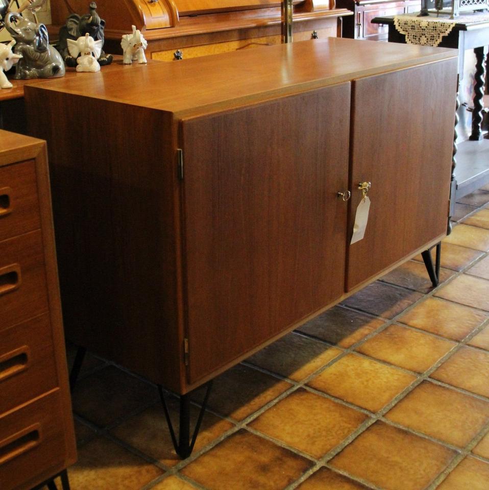 Mid Century Kommode aus Teak mit innenliegenden Schubkästen in Oeversee