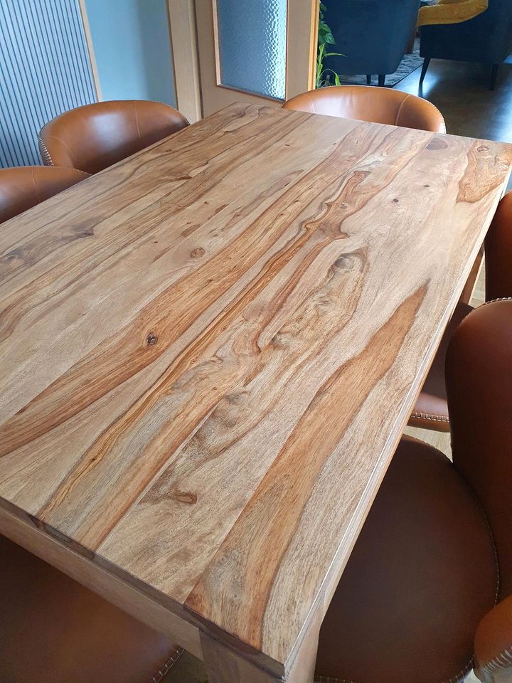 Holz Tisch 90x130 und  4 Rattan Stühle in Veitsbronn