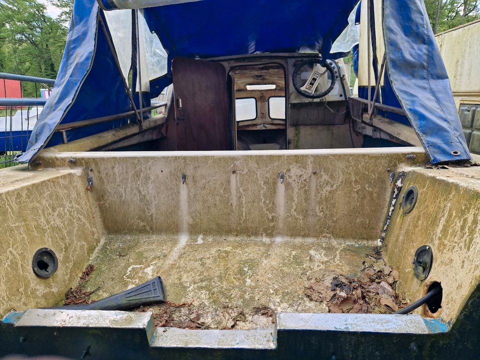 Grosses Kajütboot mit Trailer in Bokel