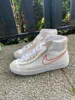 Nike - Blazer Mid 77 SE S50 - Sneaker in Weiß und Orange Baden-Württemberg - Eppingen Vorschau