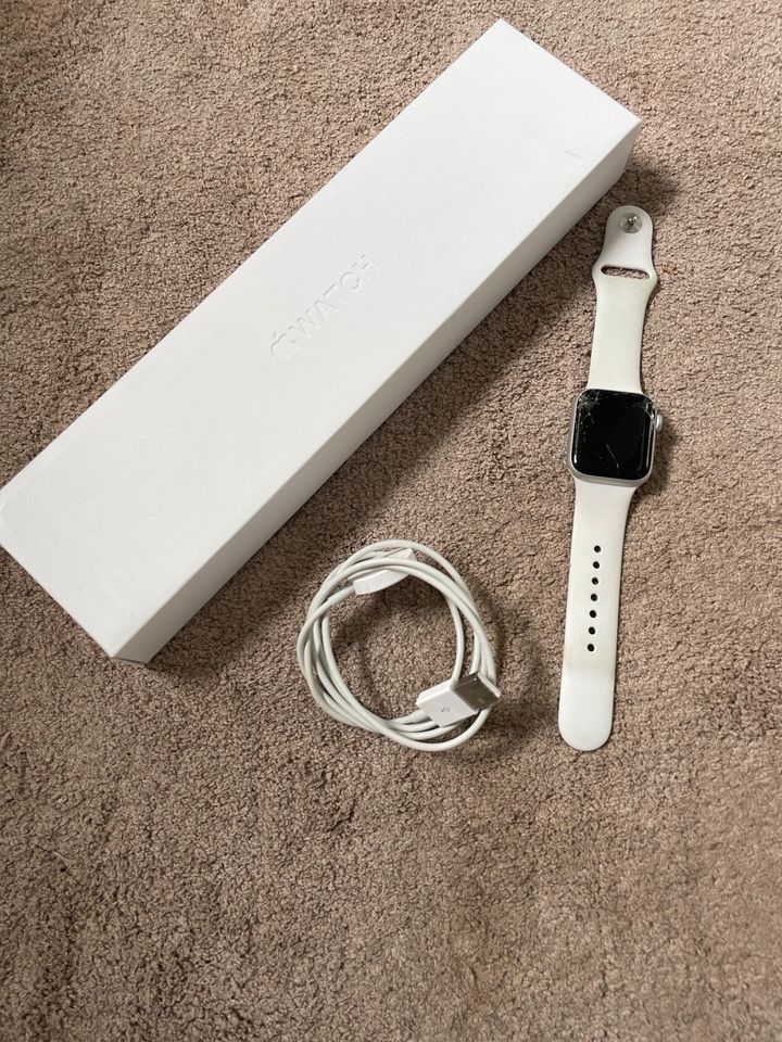 Apple Watch 6 - mit Display Schaden, aber funktionsfähig - in Emmelshausen
