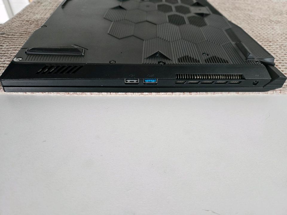 MSI KATANA GF76 11UG Gaming Laptop in Daun