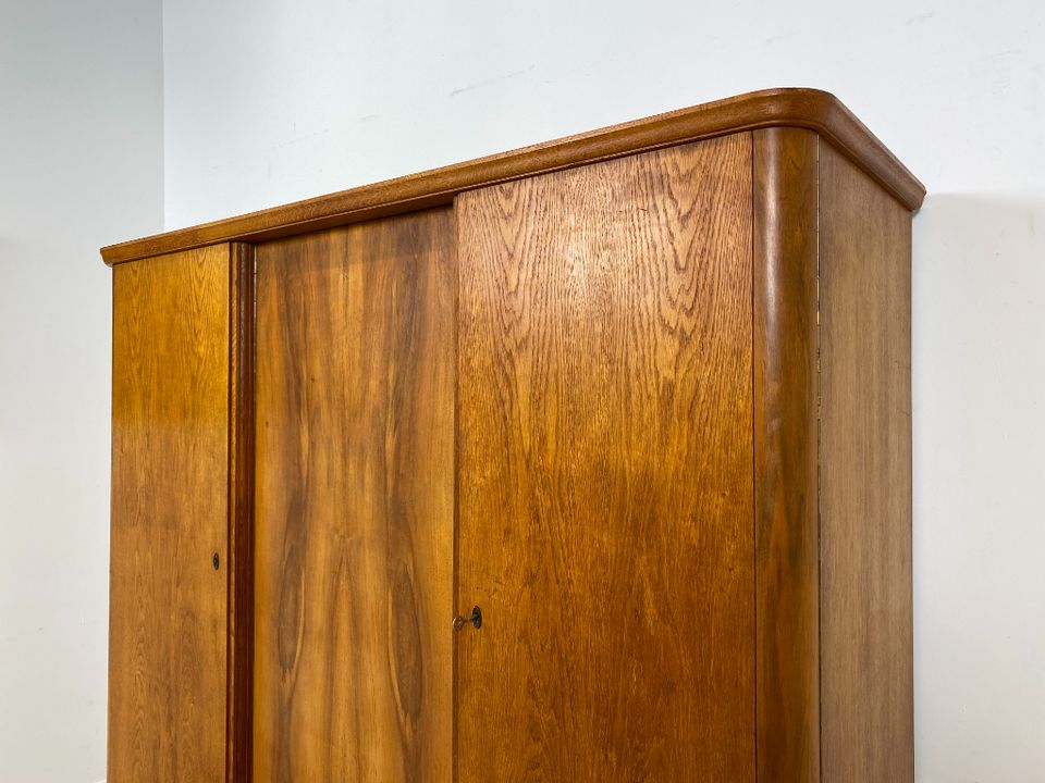 WMK Sehr schöner & gut erhaltener Mid-Century Kleiderschrank aus massivem Eichenholz mit Schubladen & perfekter Aufteilung # Schrank Wäscheschrank Schlafzimmerschrank Wardrobe 50er Vintage Art Deco in Berlin