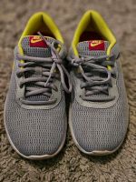 Nike Turnschuhe Gr. 37,5 grau/gelb Hessen - Maintal Vorschau