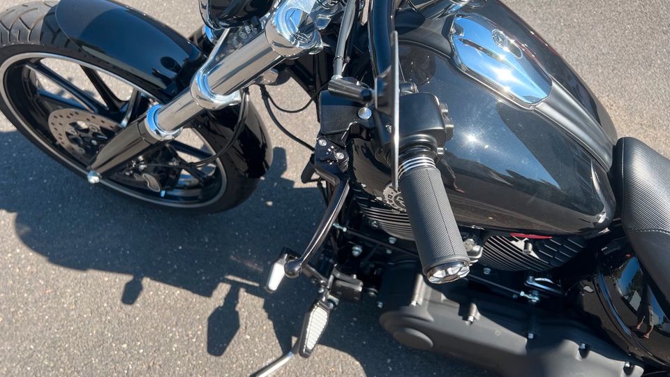 Harley Davidson Breakout mit Airride in Unterpleichfeld