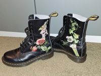 Dr. Martens Stiefel 1490, 10-Loch Blumen schwarz Gr. 40 Brandenburg - Falkensee Vorschau