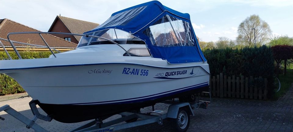 Motorboot, Freizeitboot mit Motor und Trailer in Gnoien