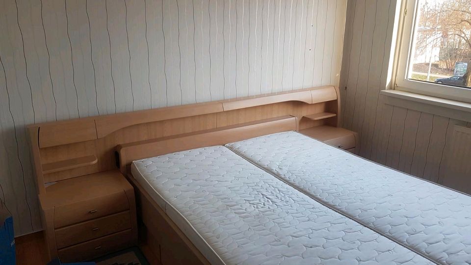 Schlafzimmer Doppelbett Bett Kleiderschrank in Schwerin