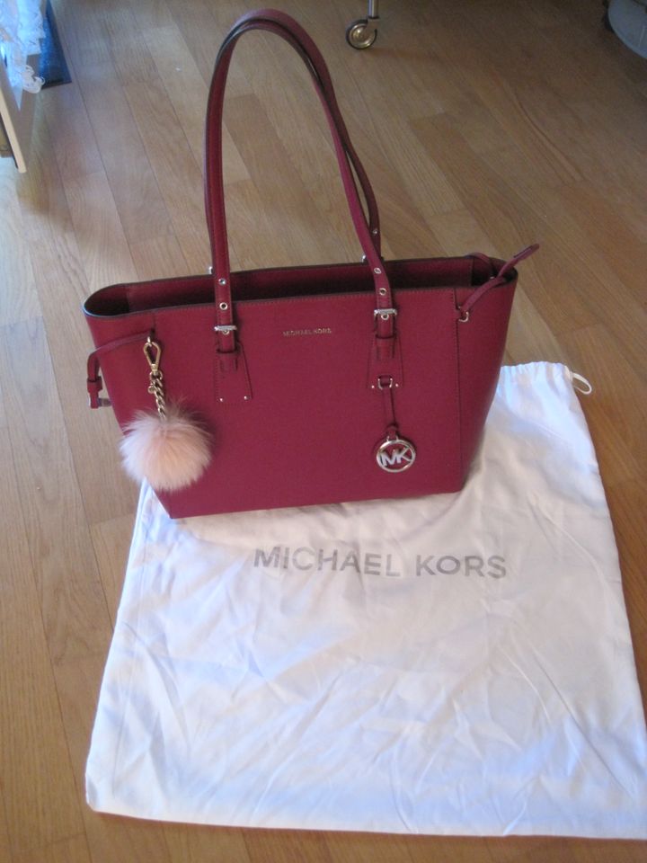 Tasche Shopper Michael Kors fuchsia mit Anhänger neuwertig in München