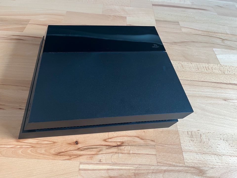 Sony Playstation 4 jet black 500GB + 2 Controller in Fürth