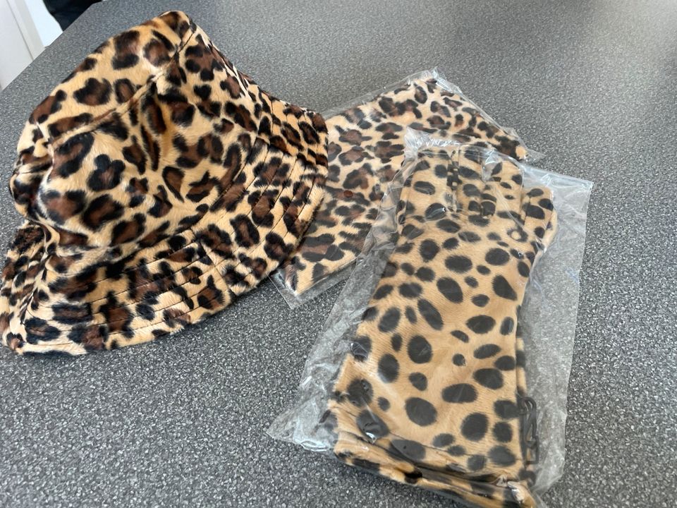 Mütze, Schal und Handschuhe - Leopardendesign in Haiger
