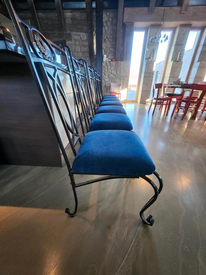 Sieben wunderbare Stühle aus einem französischen Schloss in Hamburg