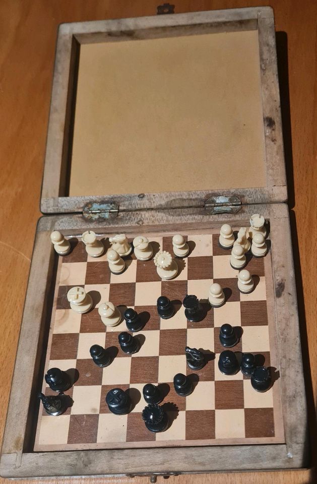 Vintage Mini Schach Set Klappbare Holzhülle Kunststoff Stücke mag in Siegen