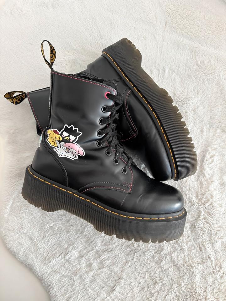 Dr. Martens Jadon Plateau Hello Kitty & Friends Limited Edition in Nürtingen