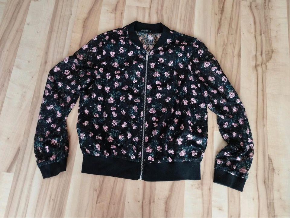 Jacke / Blouson mit Blumen Gr. S in Odelzhausen