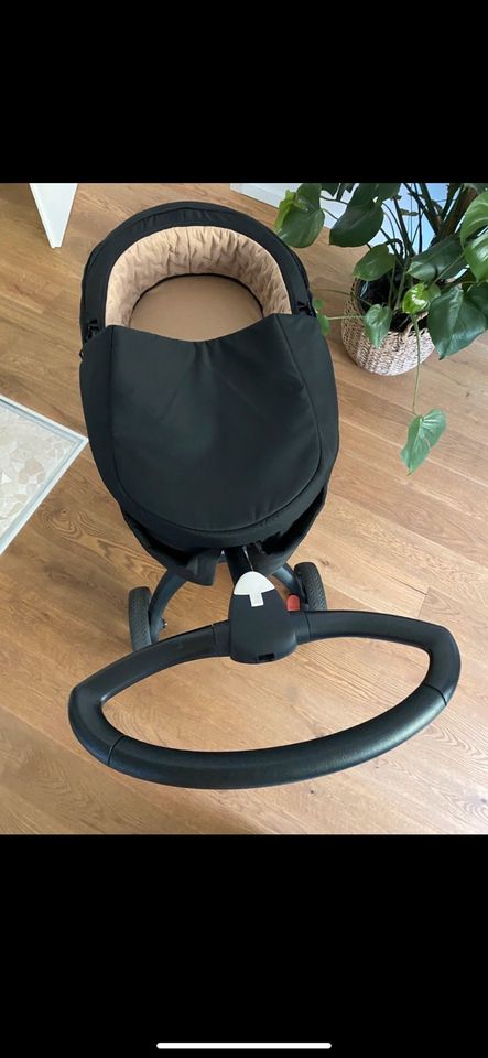 **STOKKE XPLORY X CARRY COT** Kinderwagen schwarz/ Gold in Essen