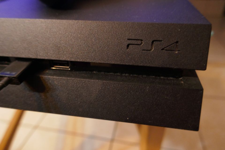 Super Zustand PS4 Sony Playstation Konsole 500GB einwandfrei in Kenzingen