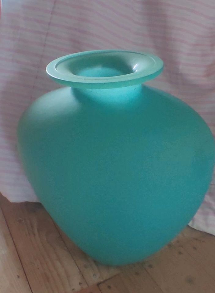 Vase und Behälter in türkis in Großefehn