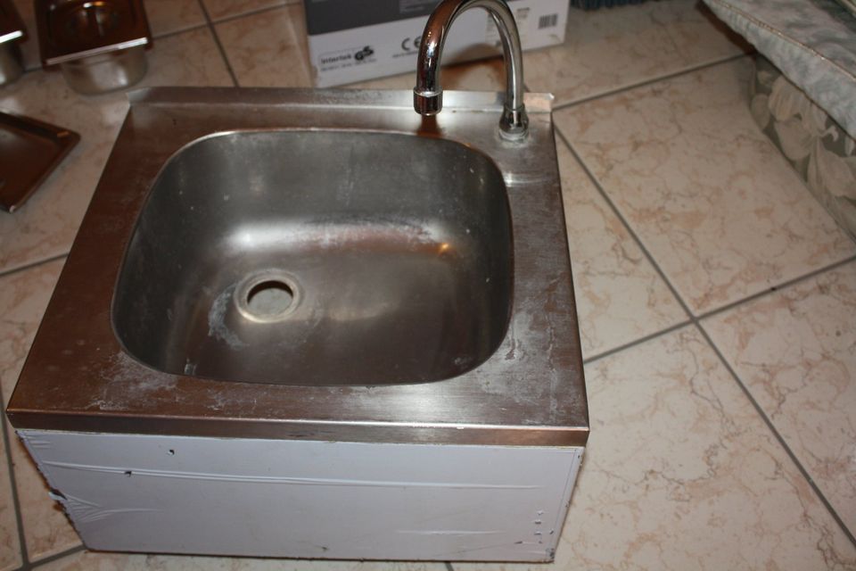 Handwaschbecken mit Kniebetätigung und Mischbatterie in Simmelsdorf