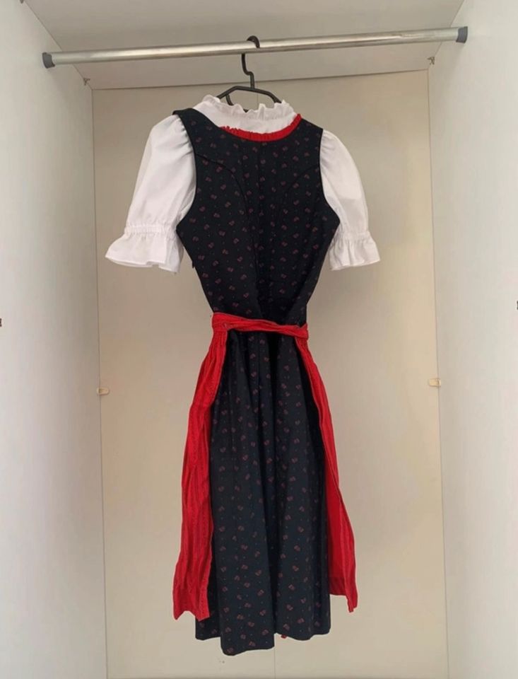 Rotes Dirndl mit 3 Blusen in München