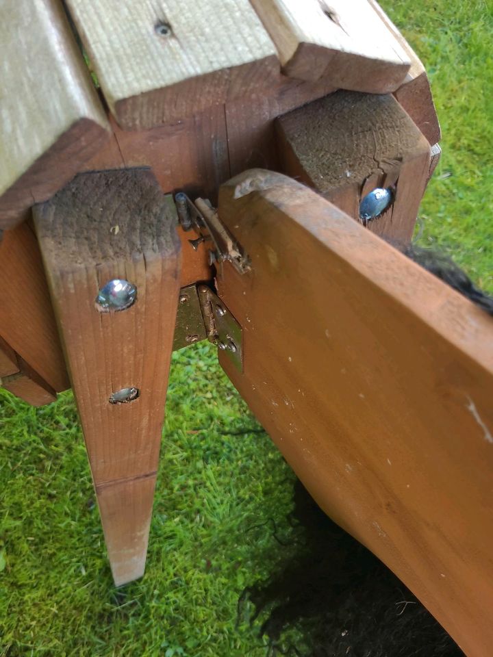 Holzpferd mit roter Decke in Groß Grönau