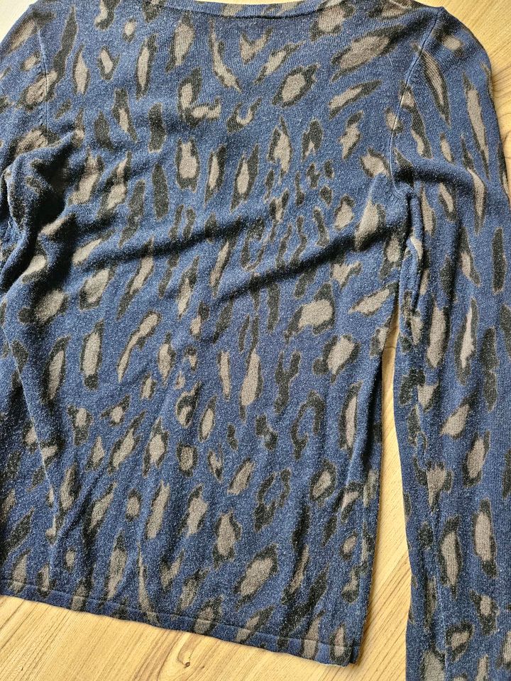 Hugo Boss Strickjacke Cardigan Wolle Pullover blau Leopard Gr XS in Maintal