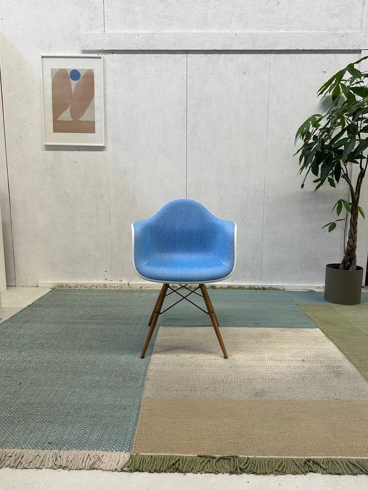 Vitra Eames DAW Vollpolster Hopsak Blau Plastic Chair Stuhl in Aachen