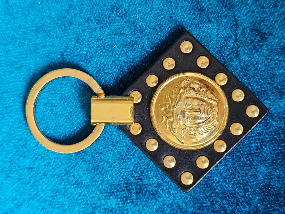 Original Versace Schlüsselanhänger - Leder mit Medusa gold in Düsseldorf