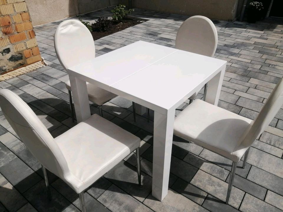 Tisch (ausklappbar) mit Stühlen in Homberg (Efze)