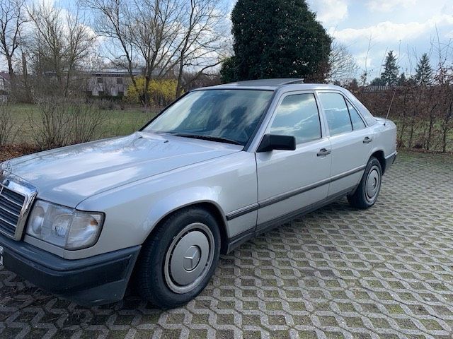 Mercedes W 124 300 D in Mahlow