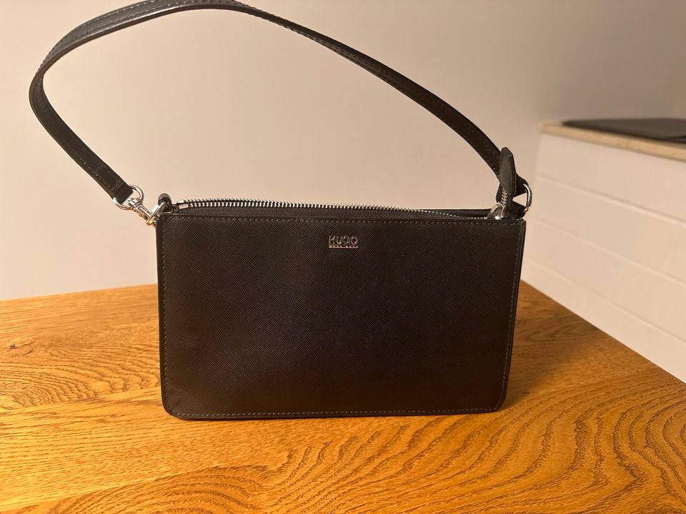 Hugo Boss Tasche in Meerbusch