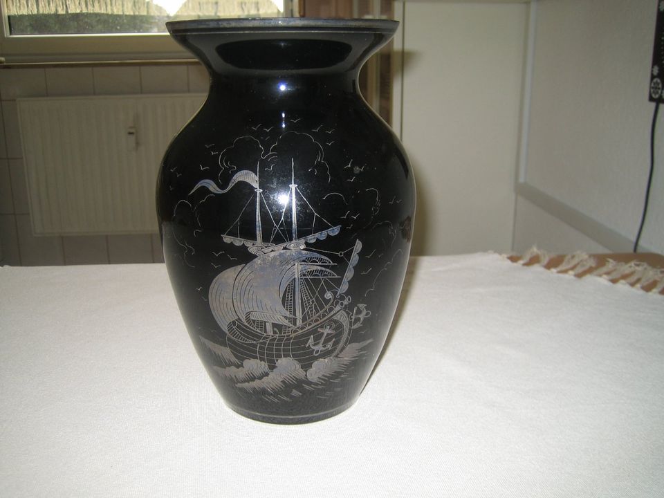 Glas-Vase schwarz mit Segelschiff in Quickborn