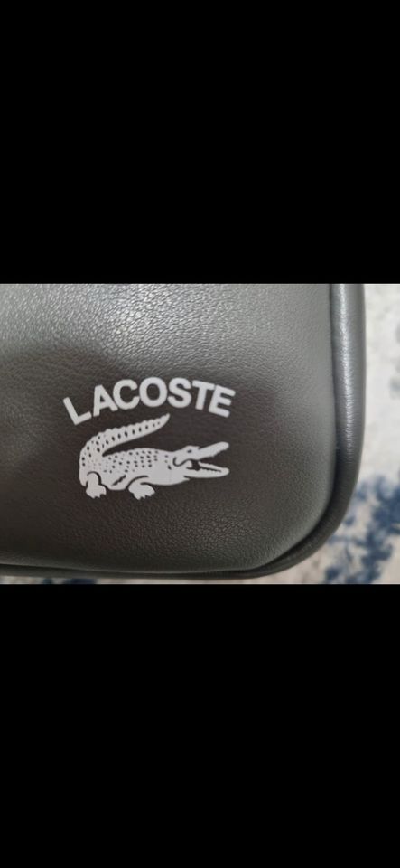 Lacoste Umhänge Tasche grau Neuwertig in Elsenfeld