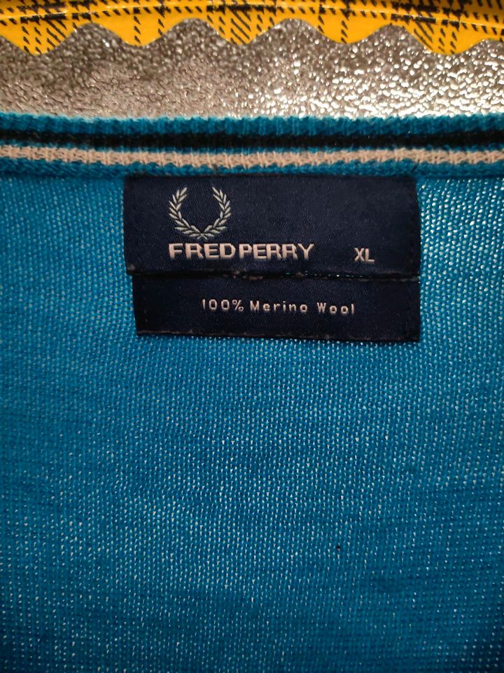 Fred Perry V-Kragen Pullover XL aus Merino Wolle in Rödinghausen