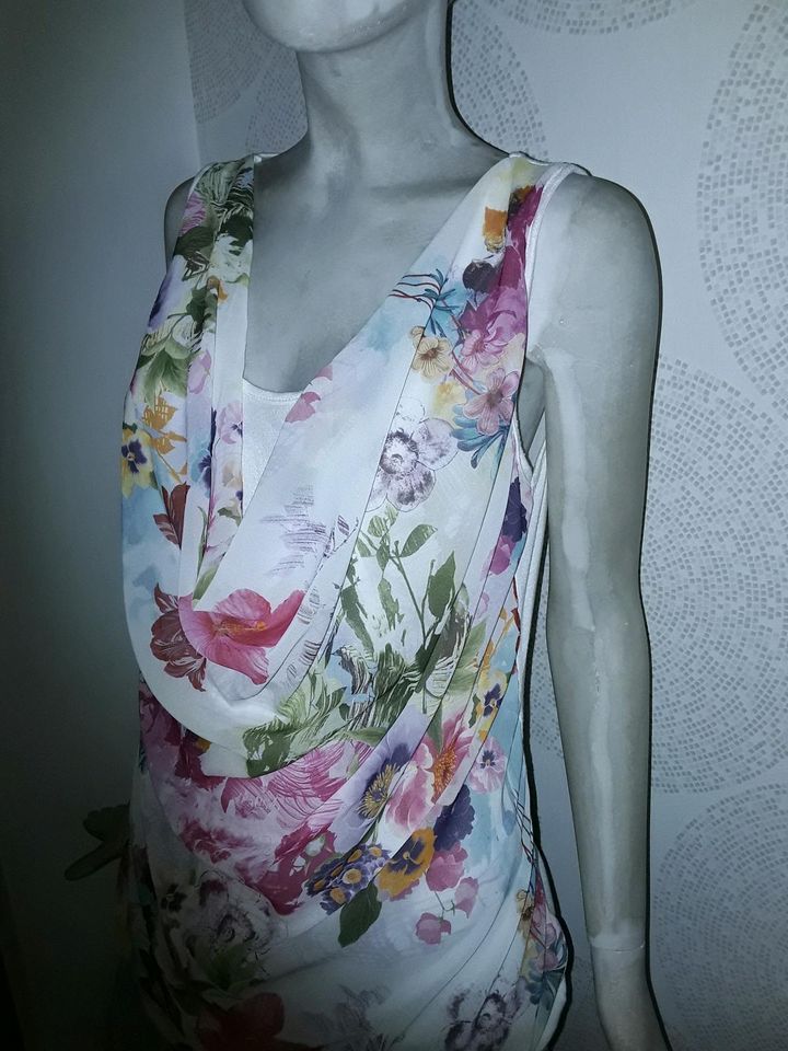 Shirt mit schönem Ausschnitt und Blumenmuster in Rehlingen-Siersburg